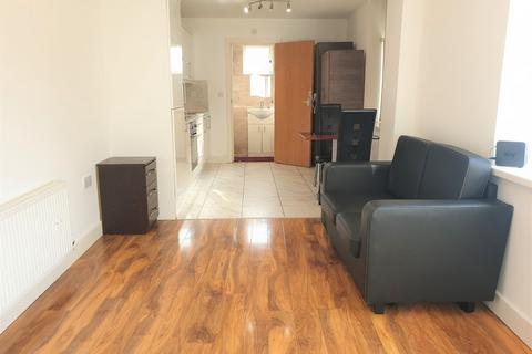 Studio to rent, 9 Cranbrook Road, Ilford, IG1