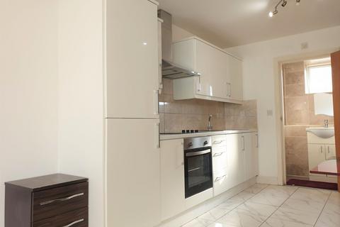 Studio to rent, 9 Cranbrook Road, Ilford, IG1