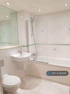 1 bedroom in a flat share to rent, Commercial Road, London, E14