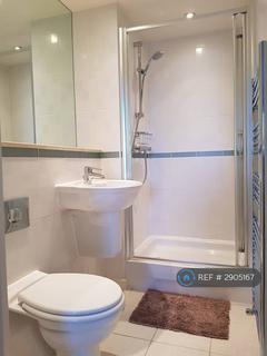 1 bedroom in a flat share to rent, Commercial Road, London, E14