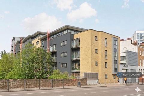 1 bedroom in a flat share to rent, Commercial Road, London, E14