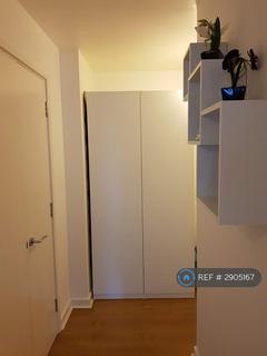 1 bedroom in a flat share to rent, Commercial Road, London, E14