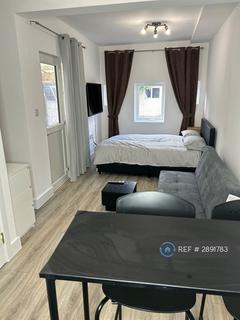 Studio to rent, York Road, Teddington, TW11