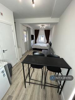 Studio to rent, York Road, Teddington, TW11