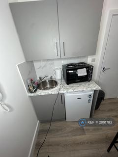 Studio to rent, York Road, Teddington, TW11