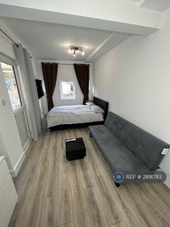 Studio to rent, York Road, Teddington, TW11