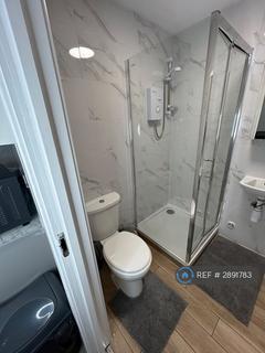 Studio to rent, York Road, Teddington, TW11