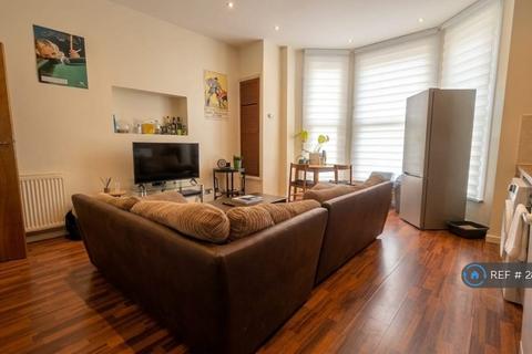 3 bedroom flat to rent, Alderbrook Road, London, SW12