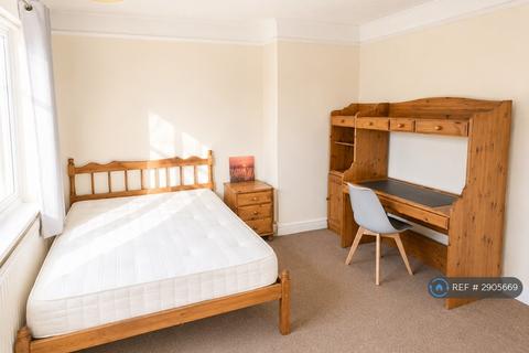 6 bedroom semi-detached house to rent, Laburnum Close, Cambridge, CB4