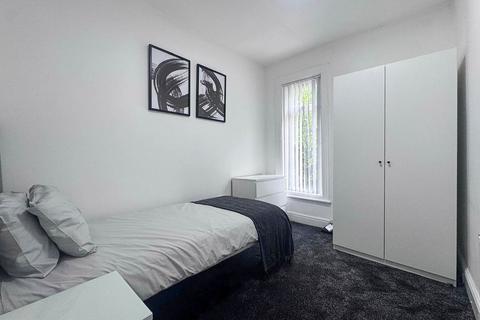 1 bedroom house of multiple occupation to rent, Victoria Road, Stretford, Manchester, M32
