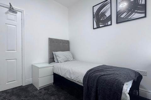 1 bedroom house of multiple occupation to rent, Victoria Road, Stretford, Manchester, M32