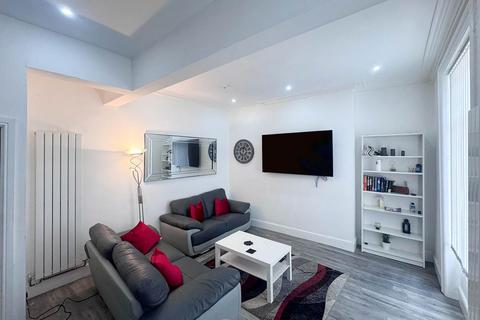 1 bedroom house of multiple occupation to rent, Victoria Road, Stretford, Manchester, M32