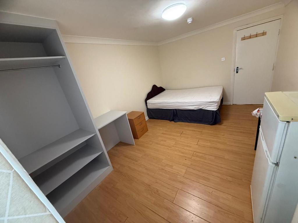 2 bedroom semi-detached house to rent, Hayes