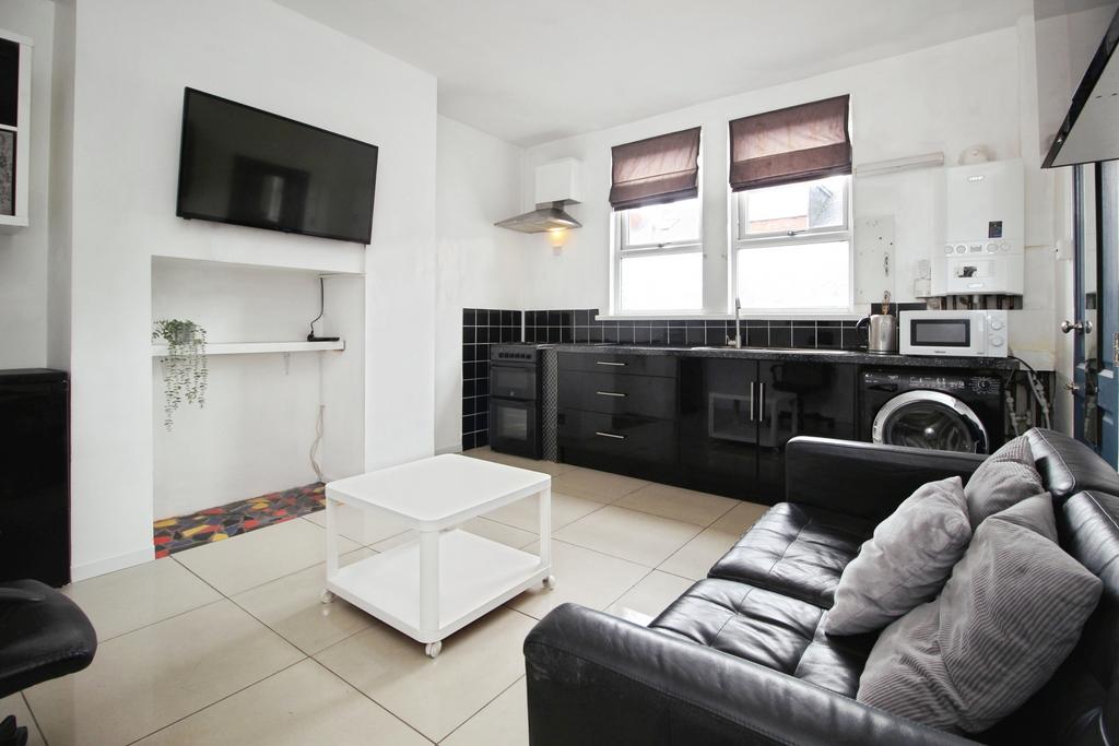 House in Leeds, West Yorkshire - View 2