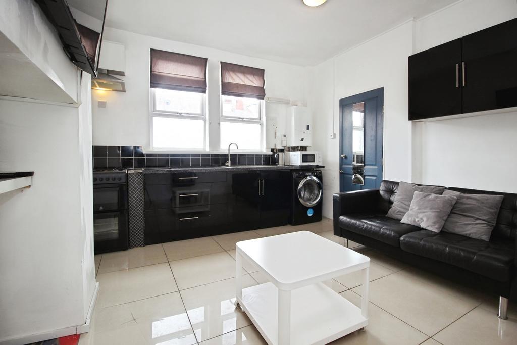 House in Leeds, West Yorkshire - View 4