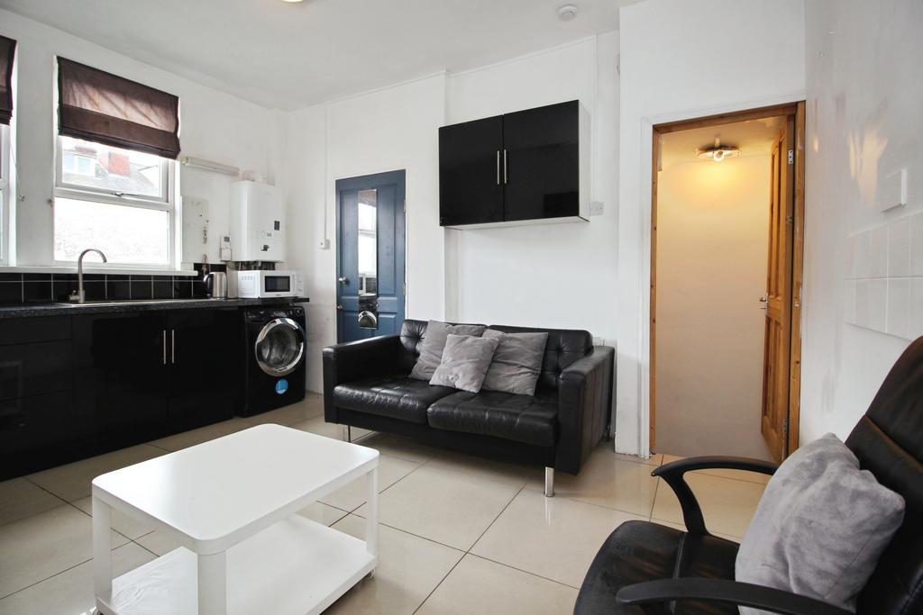 House in Leeds, West Yorkshire - View 5