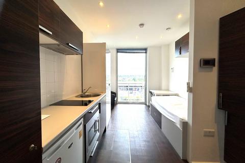 Studio to rent, Guildford Park Road, Guildford GU2
