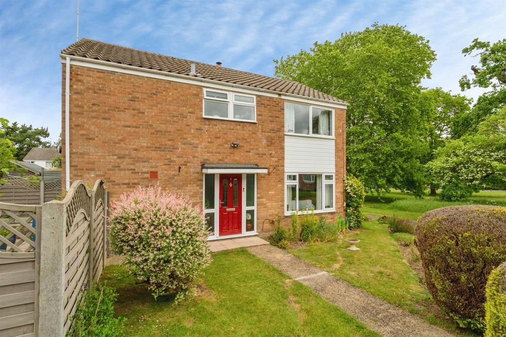 4 bedroom link detached house for sale