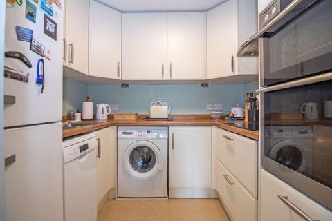 2 bedroom flat for sale, Dene Court,  Holman Close, Cowplain, PO8 8HD