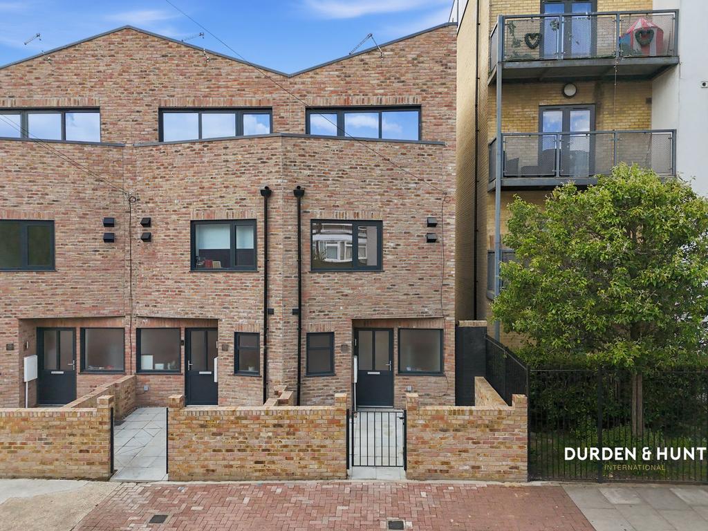4 bedroom end of terrace house to rent, London