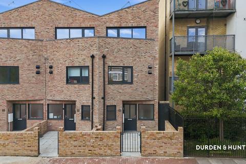 3 bedroom end of terrace house to rent, Burgess Street, London E14