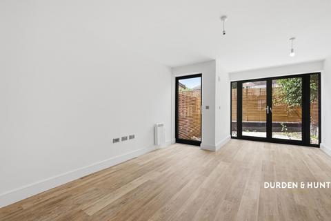 3 bedroom end of terrace house to rent, Burgess Street, London E14