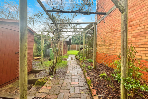 3 bedroom detached house to rent, Abberley Avenue, DY13
