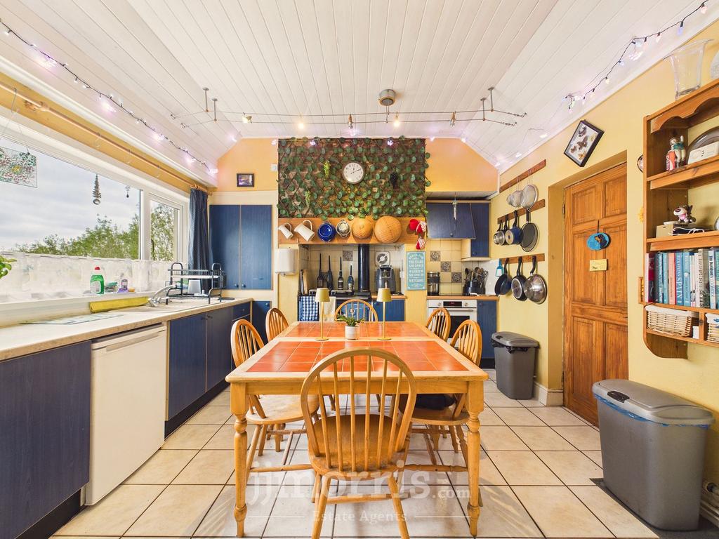 4 bedroom property with land for sale - More