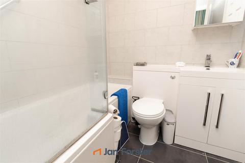 2 bedroom flat for sale, Sandringham Court, Sheriffs Close, Felling, Gateshead