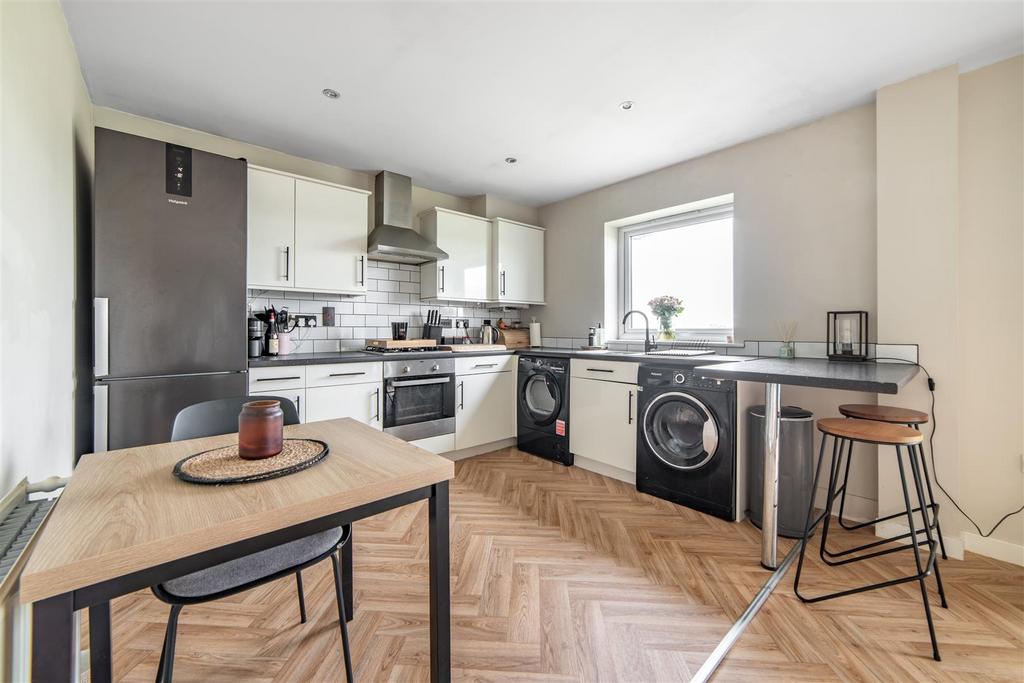 Apartment in Newcastle upon Tyne, Elmwood Park, Tyne and Wear - View 2