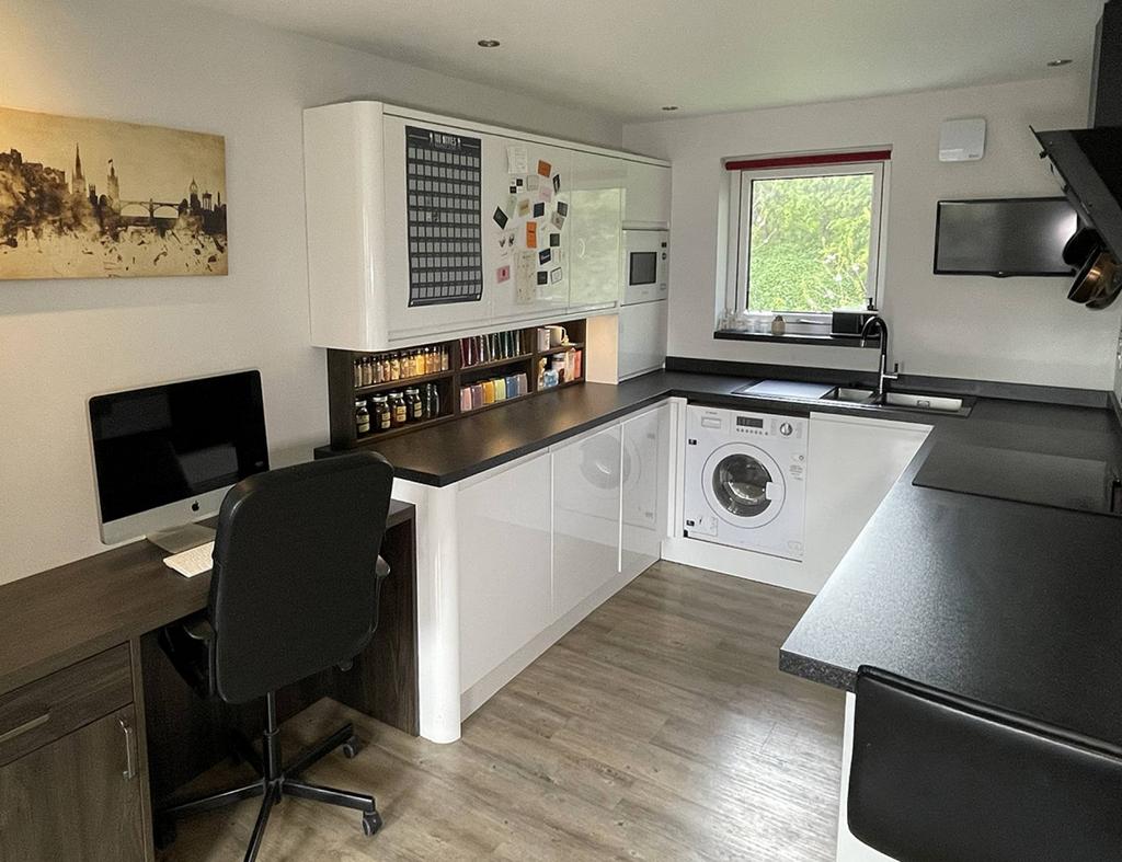 Apartment in Edinburgh, Craigleith - View 4