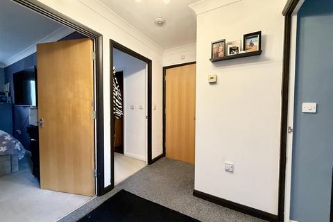 2 bedroom ground floor flat for sale, Hening Avenue, Ipswich IP3