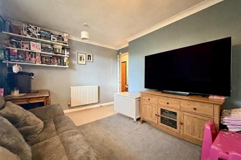 2 bedroom ground floor flat for sale, Hening Avenue, Ipswich IP3