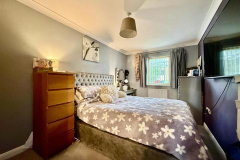 2 bedroom ground floor flat for sale, Hening Avenue, Ipswich IP3