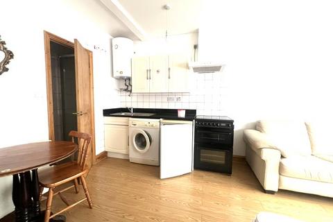 Studio to rent, Winchester Road, London N9