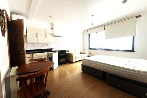 Studio to rent, Winchester Road, London N9
