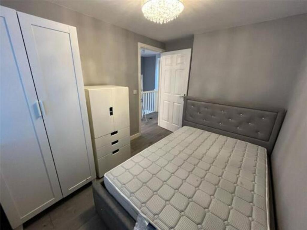 House in Edinburgh, Greendykes, Craigmillar - More