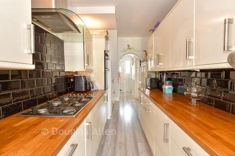 4 bedroom terraced house for sale, Northdown Road, Hornchurch RM11