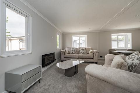 2 bedroom park home for sale, Willows Riverside Park, Windsor