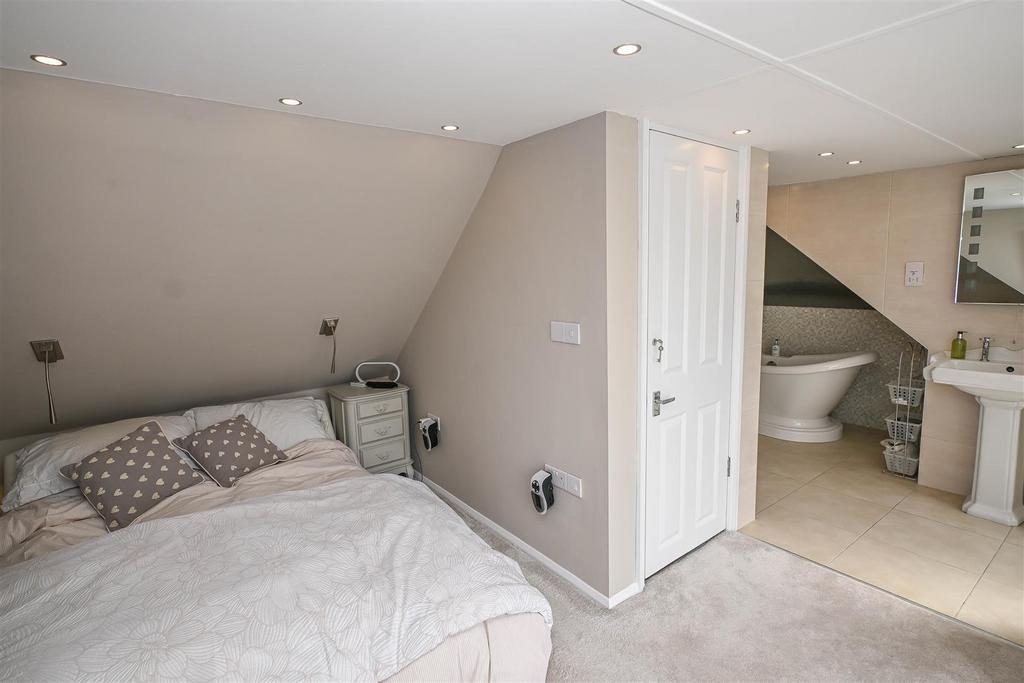Master bedroom, en suite