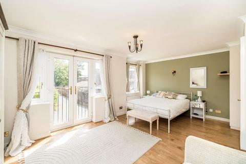 4 bedroom terraced house for sale, St. Barnabas Close, London SE22