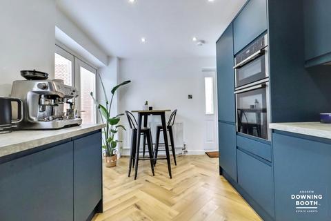 3 bedroom semi-detached house for sale, Giles Road, Lichfield, WS13 7JU - Well-Presented & No Upward Chain