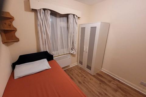 1 bedroom in a house share to rent, Lower Cippenham Lane, Slough SL1