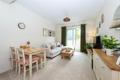 Melville Court, Shepherds Bush