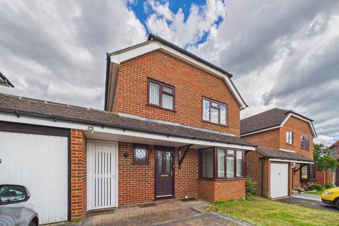 3 bedroom detached house to rent, Ashtrees Road, Woodley, Reading, Berkshire, RG5
