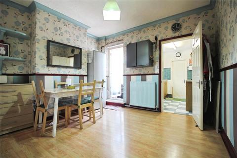 3 bedroom terraced house to rent, Shaftesbury Road, Reading RG30