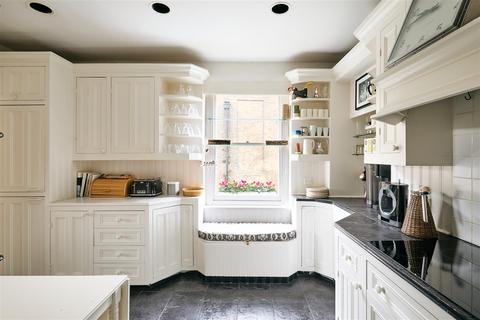 5 bedroom maisonette to rent, Heron House, Chiswick Mall, W4