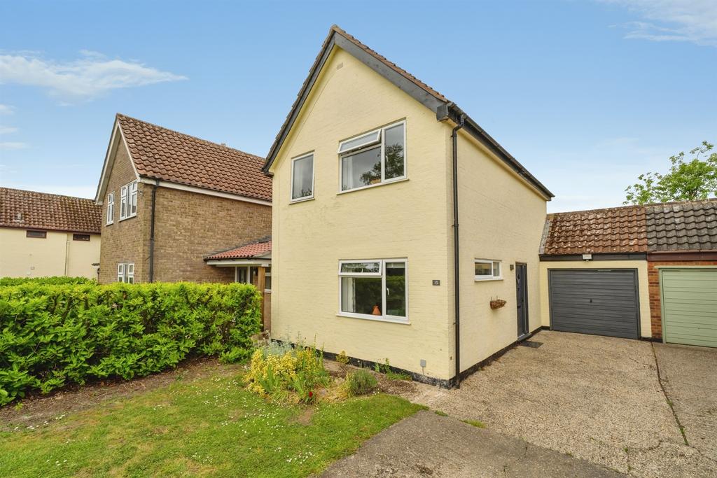 3 bedroom link detached house for sale