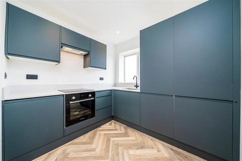 2 bedroom flat for sale, Woodington Close, London SE9