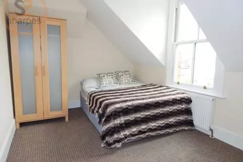 2 bedroom apartment to rent - View 4
